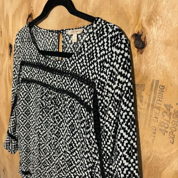 Skies Are Blue Black White Rayon Geometric Flowy Boho Blouse Sz L - Picture 4 of 5